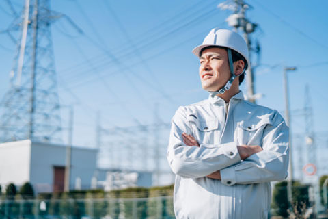 発電所と作業員